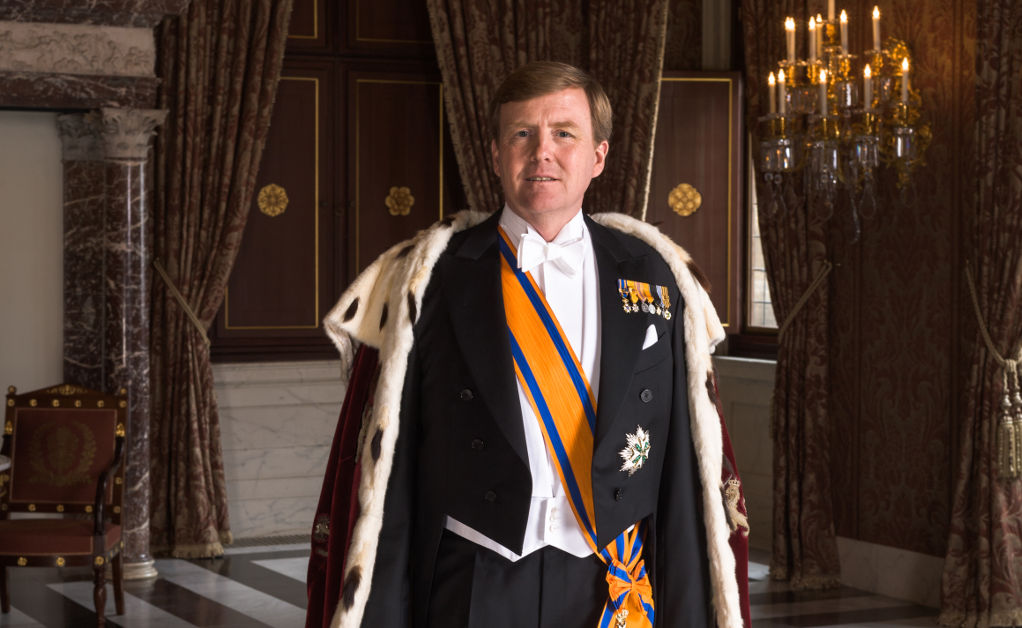 Zijne Majesteit Koning Willem Alexander met koningsmantel april 1024